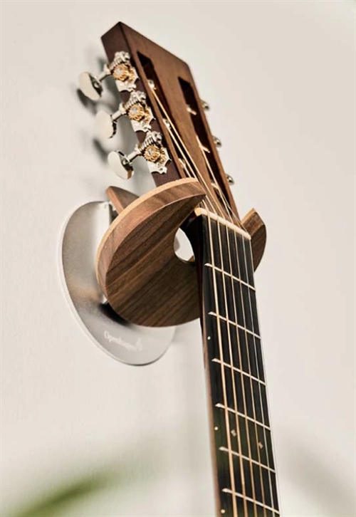 OPENHAGEN HangWithMe Dekorativ guitar holder (WALNUT)